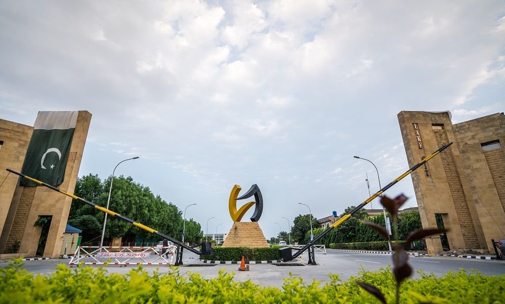 Lake City Lahore residential community with golf course and luxury living environment